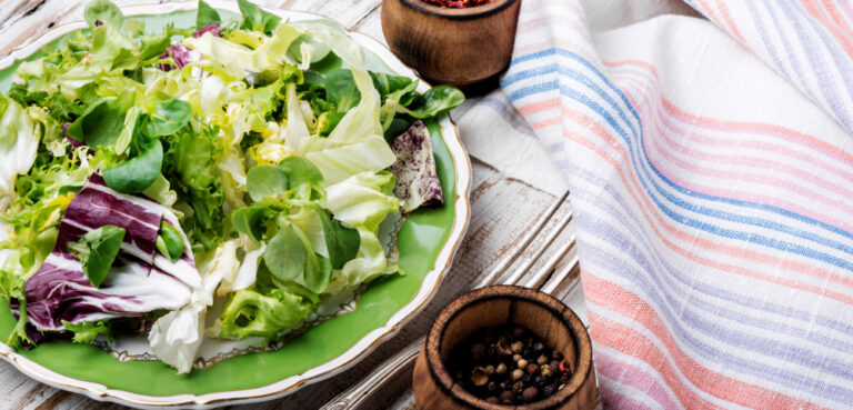 Lire la suite à propos de l’article Salade endives, noix, roquefort et pomme