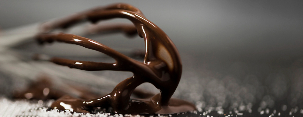 You are currently viewing Mousse au chocolat noir, dôme chocolat blanc, cœur caramel