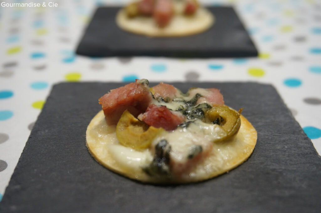 Lire la suite à propos de l’article Tortillas tartelettes au jambon, olives et roquefort
