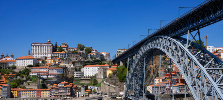 Lire la suite à propos de l’article « Vivre une retraite de rêve au Portugal : découvrez le secret bien gardé des Français pour une vie paisible et abordable ! »